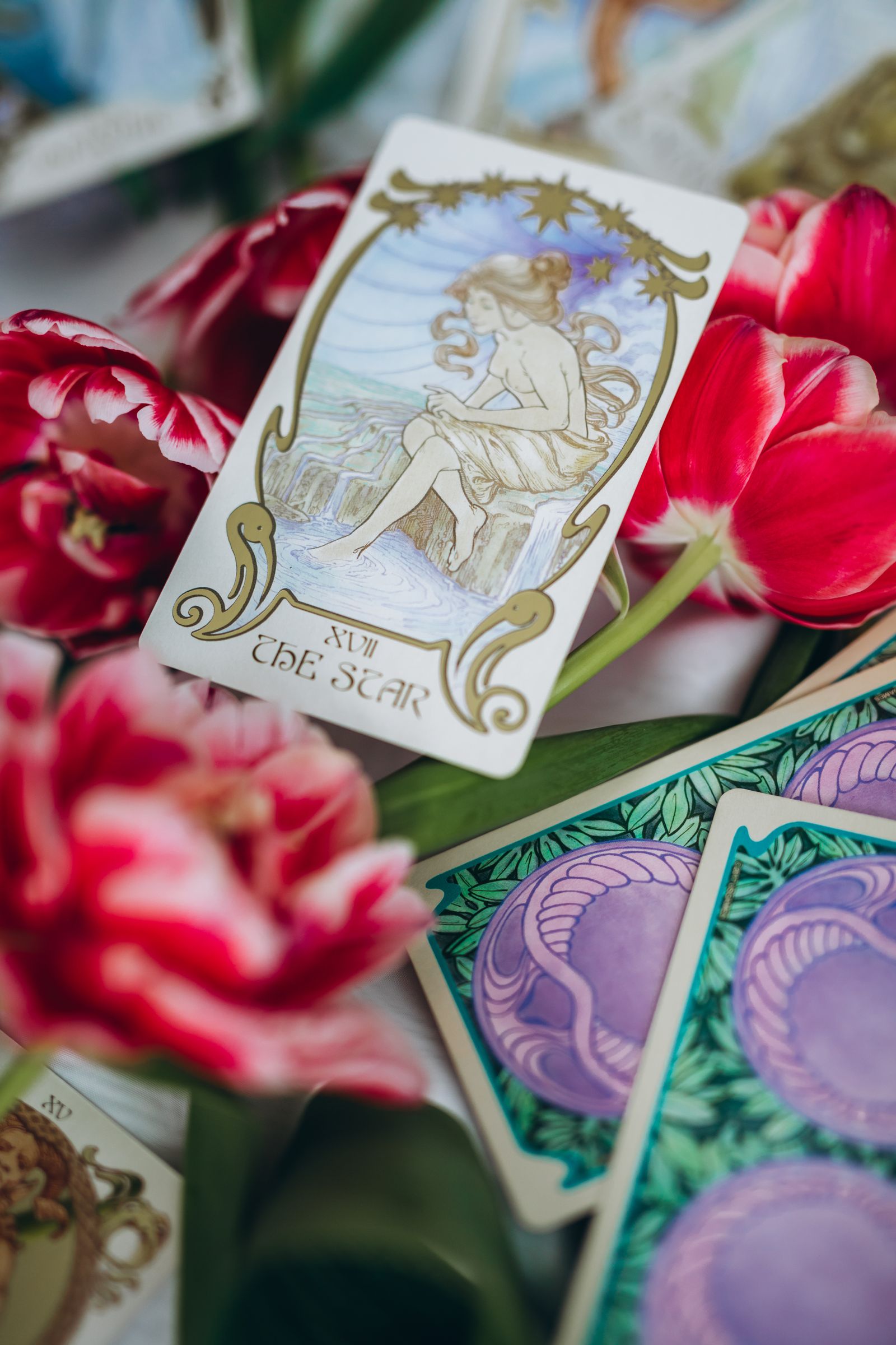 Una carta dei tarocchi in stile liberty tra i tulipani